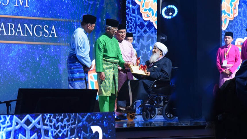 Sheikh Abubakr Ahmad conferred with Malaysia's highest honour, the International Tokoh Ma'al Hijrah Award.